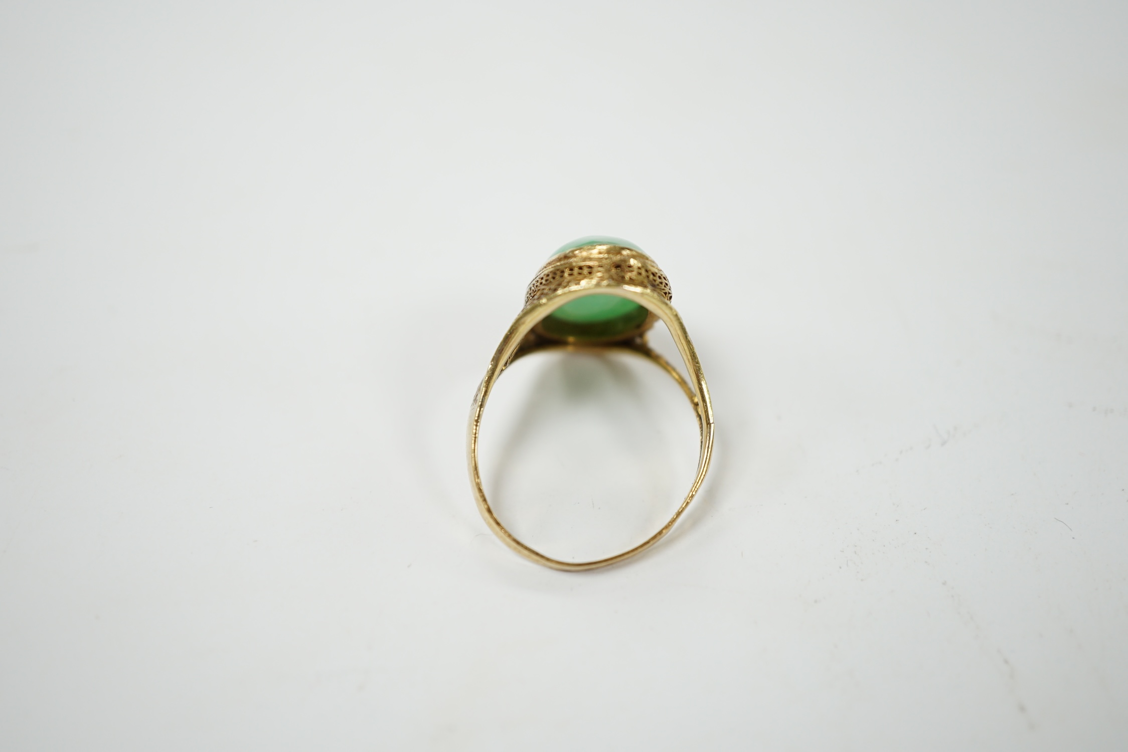 A Chinese 18k and cabochon jade set ring, size O, gross weight 3.9 grams. Condition - poor